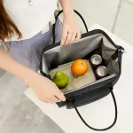 sac à main bleu pour pique-nique