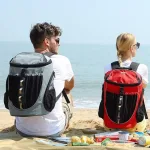 sac de randonnée rouge et noir avec compartiment isotherme