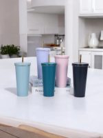 gobelet de voyage coloré avec paille