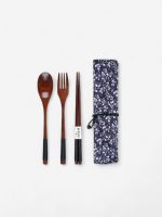 ustensile de cuisine en bois foncé